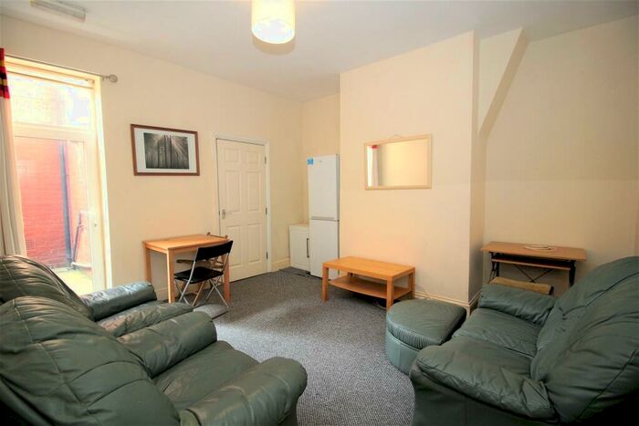 3 Bedroom Flat To Rent In Tavistock Road, Jesmond, Newcastle Upon Tyne, NE2