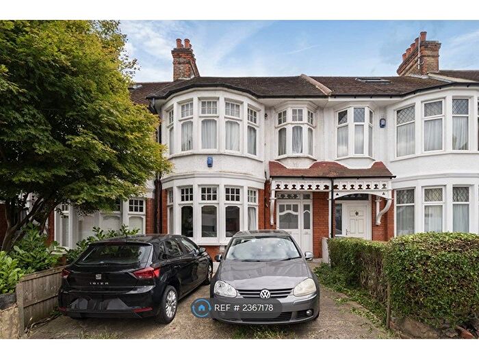 1 Bedroom Flat To Rent In Lodge Drive, London, N13