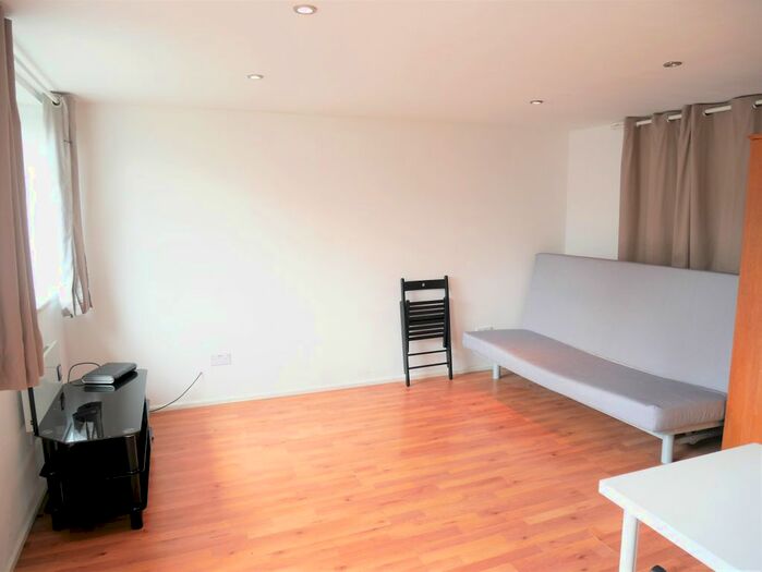 Studio To Rent In Vincent Road, Isleworth, TW7