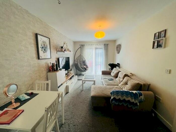 2 Bedroom Flat To Rent In Sandhill Close, Bradford, BD8