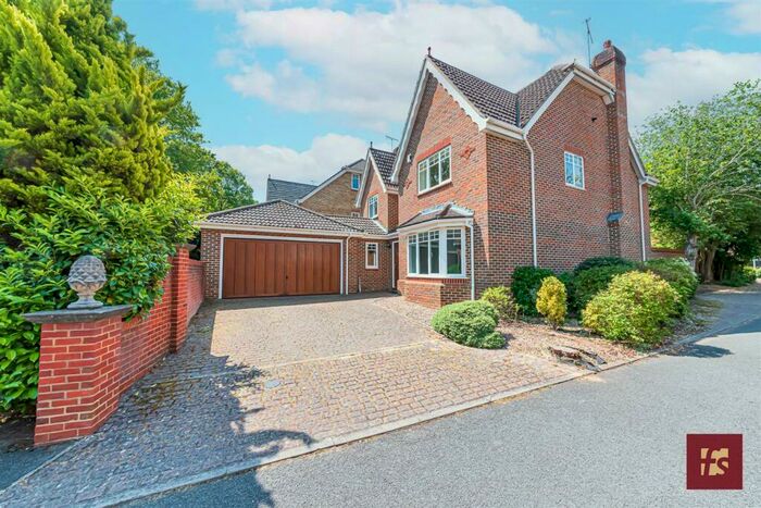 4 Bedroom Detached House To Rent In Royal Oak Drive, Crowthorne, RG45