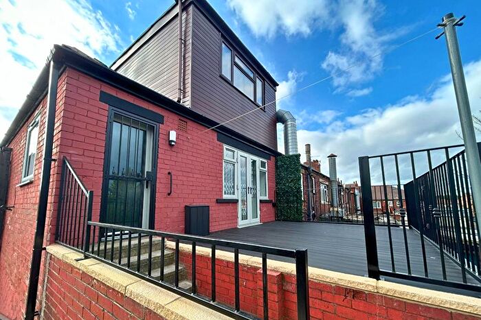 3 Bedroom Flat To Rent In Ring Road Beeston Park, Beeston, Leeds, LS11