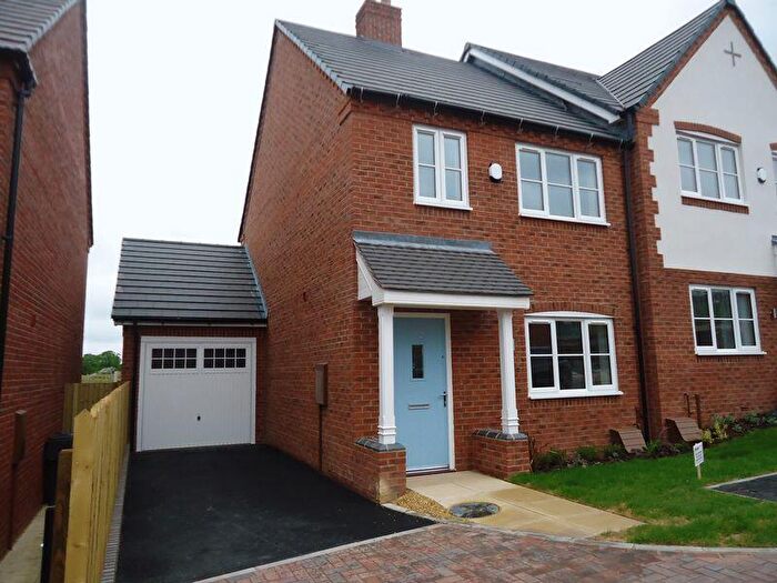 3 Bedroom Semi-Detached House To Rent In Meadow View Close, Stoke Pound, Bromsgrove, B60