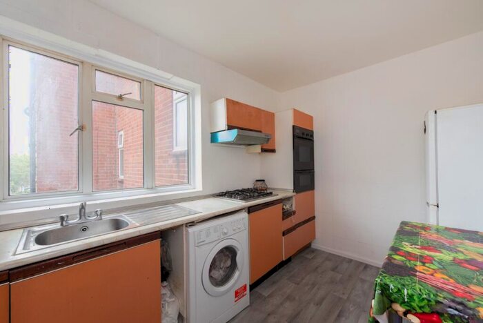2 Bedroom Flat For Sale In Fairwood Court, Fairlop Road, Leytonstone, London, E11