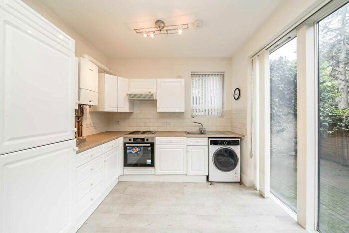 2 Bedroom Flat To Rent In Alberta Street, Kennington, SE17