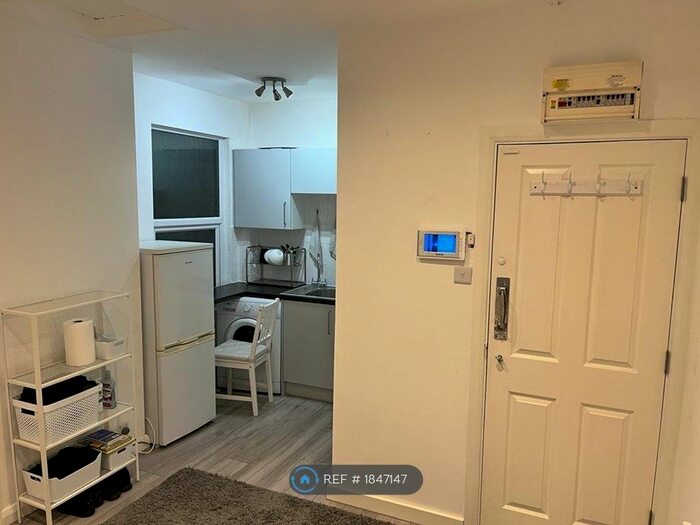 Studio To Rent In Cricklewood Broadway, London, NW2