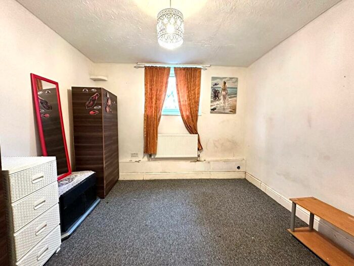 3 Bedroom Flat To Rent In Linsdell Road, Barking, IG11