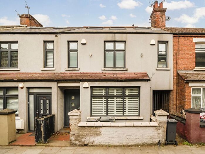 2 Bedroom Flat For Sale In Adelaide Terrace, Brentford, TW8