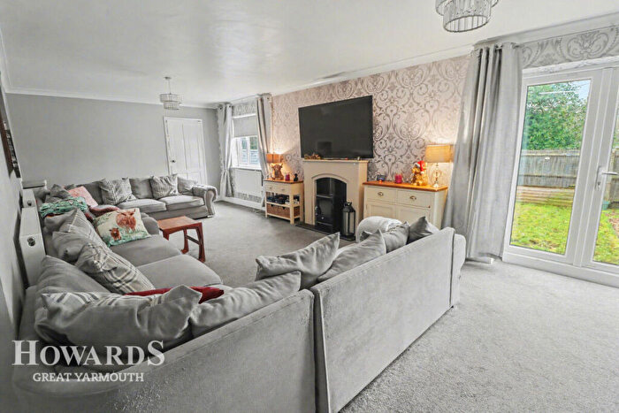 5 Bedroom Semi Detached House For Sale In Spruce Avenue, Ormesby, NR29