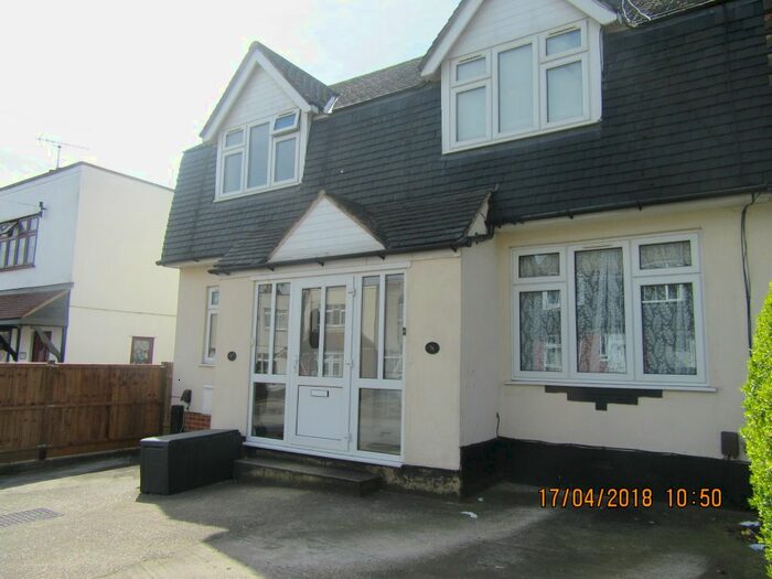 3 Bedroom Maisonette To Rent In Somerset Gardens, Hornchurch, RM11