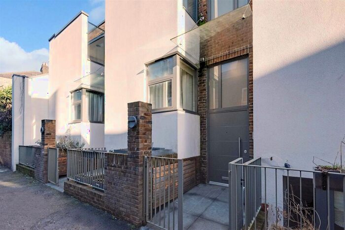 4 Bedroom House To Rent In College Yard, London, NW5