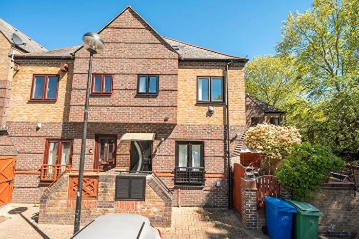 3 Bedroom Semi-Detached House For Sale In Cunard Walk, London, SE16