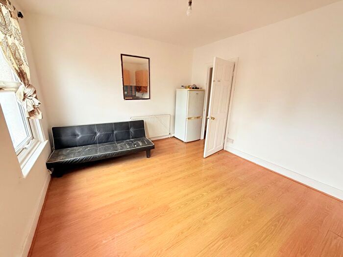 2 Bedroom Flat To Rent In Green Lane, Ilford, IG1