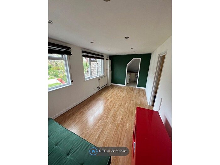 2 Bedroom Flat To Rent In Purley, Surrey, CR8