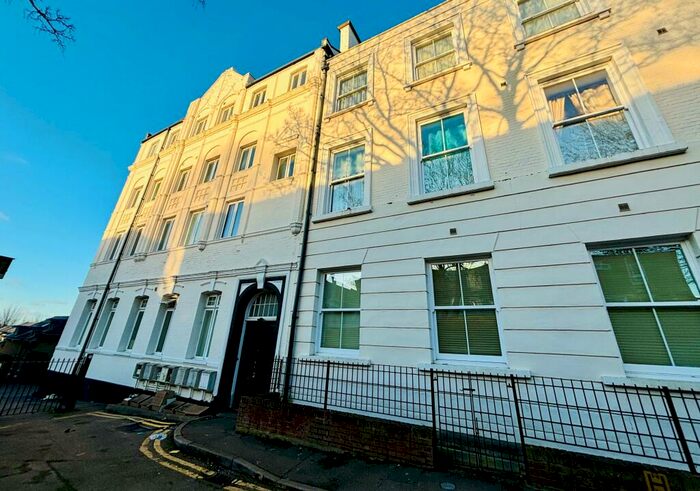 2 Bedroom Apartment To Rent In Pleasant Row, Brompton, ME7