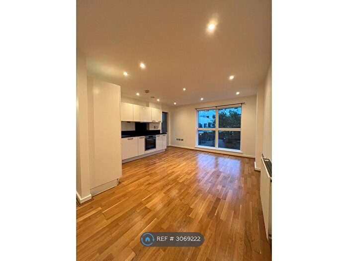 2 Bedroom Flat To Rent In Walbrook Court, Edgware, HA8