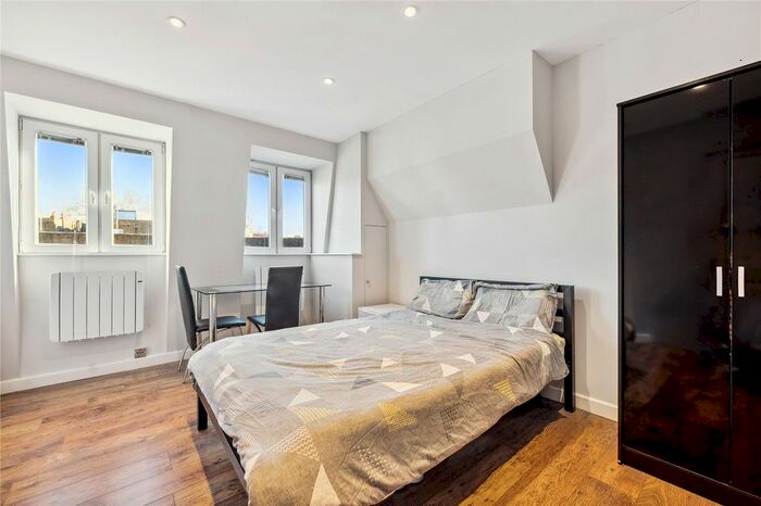 Studio To Rent In Warwick Road, London, SW5