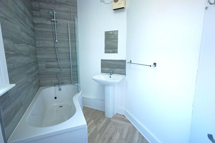 3 Bedroom Flat To Rent In Ilderton Road, London, SE16