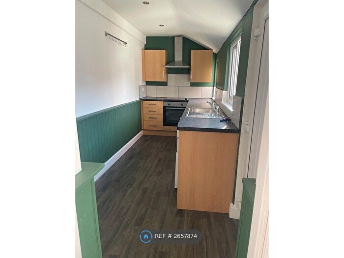 1 Bedroom Flat To Rent In Grange Avenue, Leeds, LS7