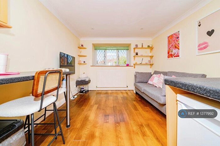 1 Bedroom Flat To Rent In St Annes Road, London Colney, AL2