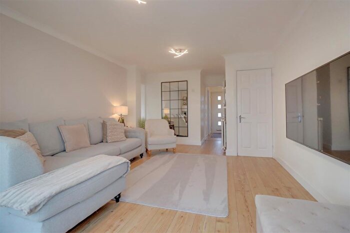 3 Bedroom End Terrace House For Sale In Roding Way, Wickford, SS12