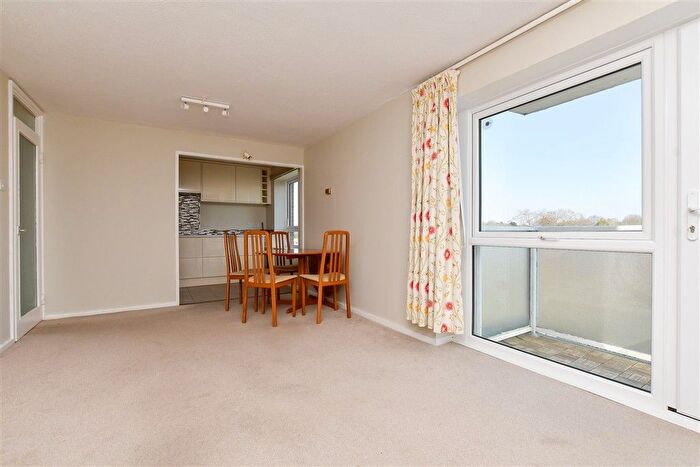 2 Bedroom Flat For Sale In Basinghall Gardens, Sutton, Surrey, SM2