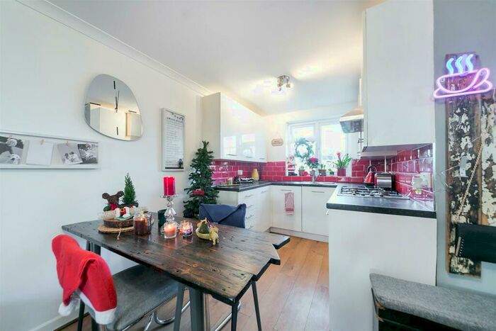 2 Bedroom End Of Terrace House To Rent In Barrowell Green, Winchmore Hill, N21