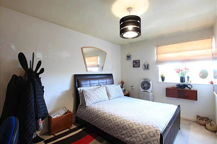 2 Bedroom Flat To Rent In Cranford Lane, Hounslow, TW5