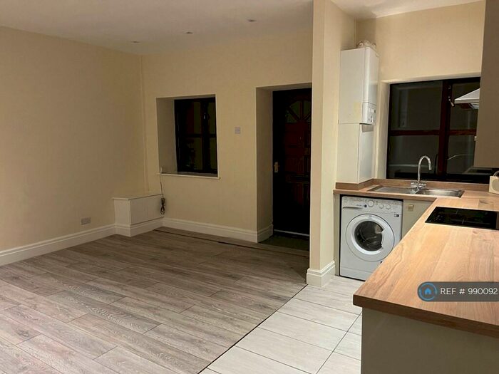 1 Bedroom Flat To Rent In High Street, New Mills, High Peak, SK22