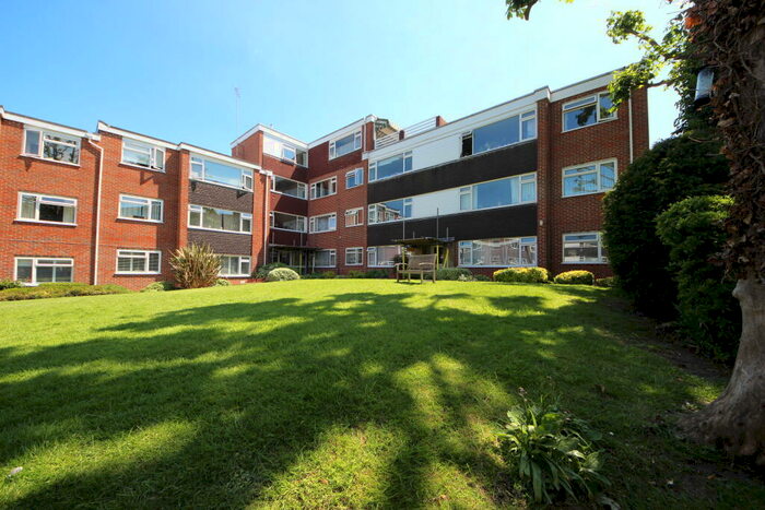 2 Bedroom Flat To Rent In Deer Park Close, KT2