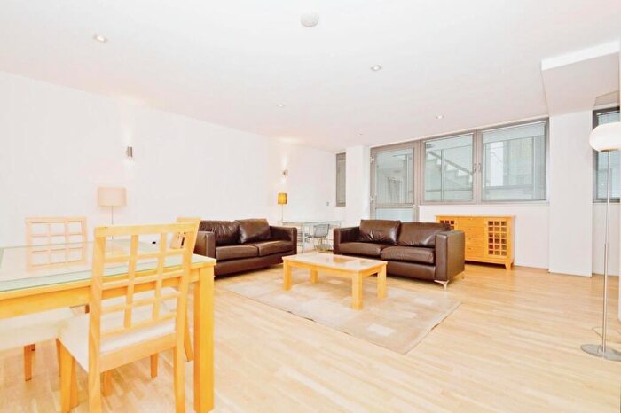 2 Bedroom Apartment To Rent In Plumbers Row, Aldgate East, E1