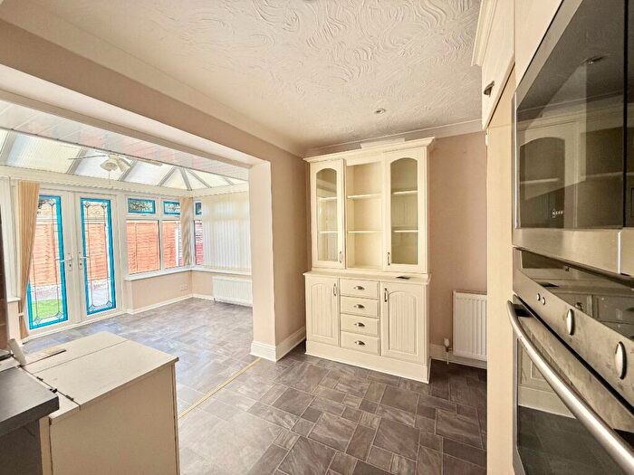 2 Bedroom Bungalow For Sale In Ashleigh Close, Canvey Island, SS8
