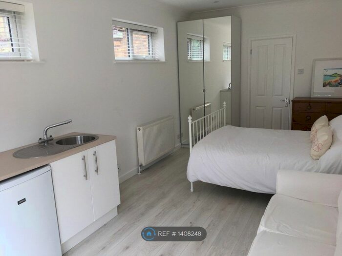 Studio To Rent In Dolphin Road, Slough, SL1