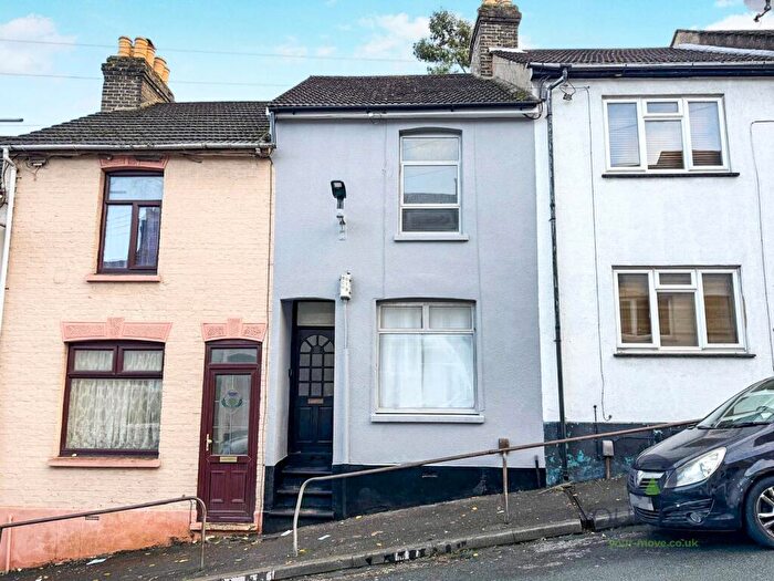 3 Bedroom Terraced House For Sale In Gordon Road, Chatham, Kent, ME4