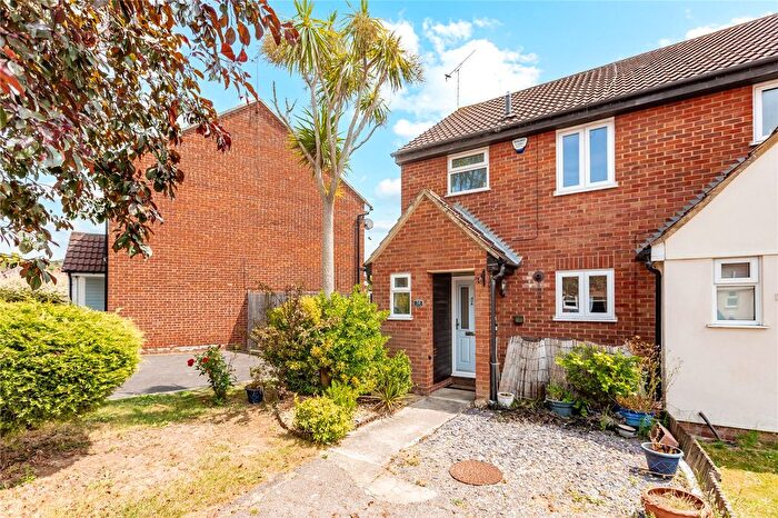 3 Bedroom End Of Terrace House For Sale In Roding Way, Wickford, Essex, SS12