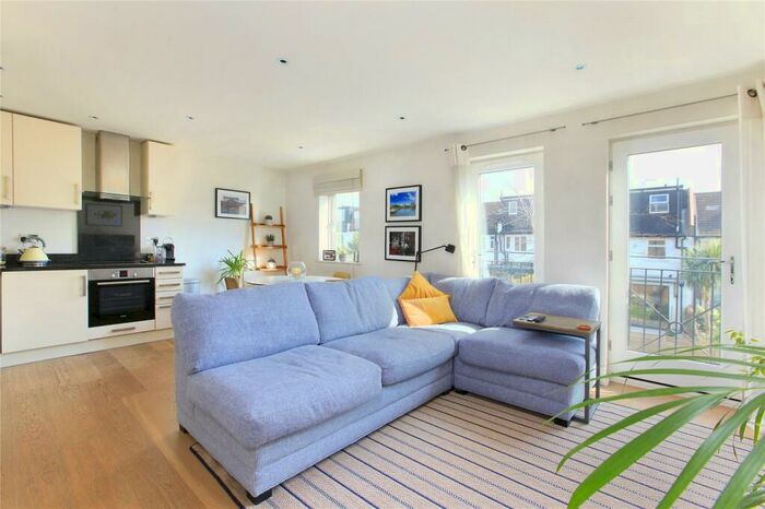 2 Bedroom Flat To Rent In Denning Mews, Clapham South, London, SW12