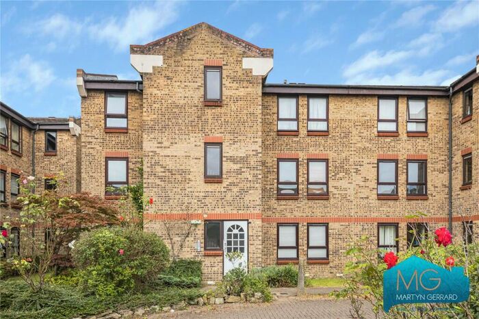 1 Bedroom Apartment For Sale In Wedmore Gardens, Holloway, N19