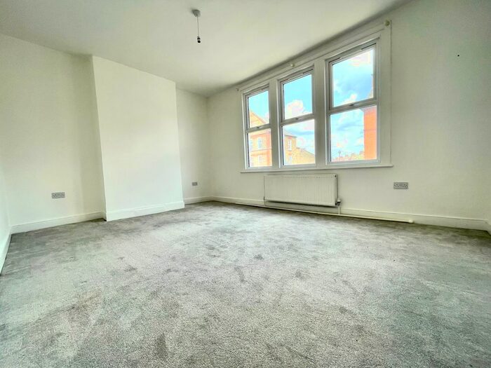 3 Bedroom Flat To Rent In Garratt Lane, London, SW18