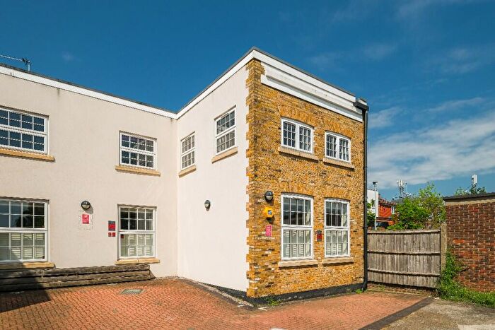 1 Bedroom Flat To Rent In Glebelands Avenue, London, E18