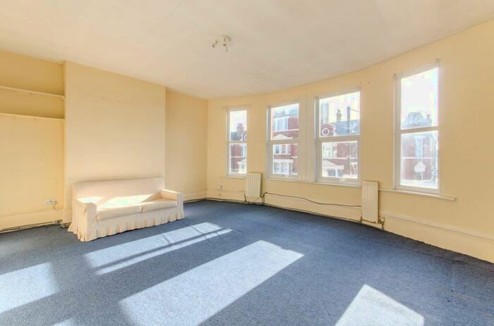 2 Bedroom Apartment To Rent In Ballards Lane, London, N3