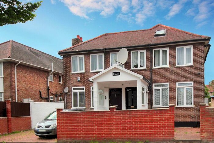 3 Bedroom Flat To Rent In Carlisle Avenue, W3