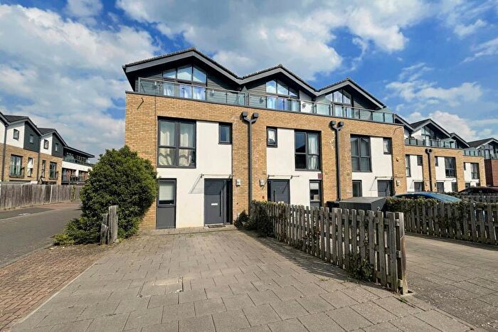 3 Bedroom End Of Terrace House To Rent In Woking, GU22