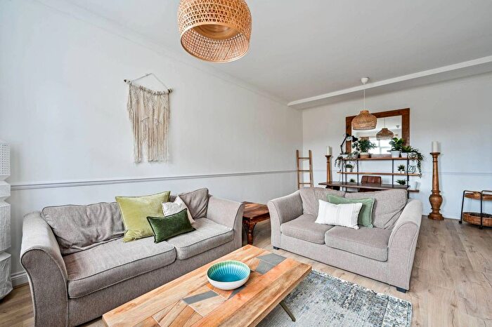 1 Bedroom Flat To Rent In Meadrow, Godalming, GU7