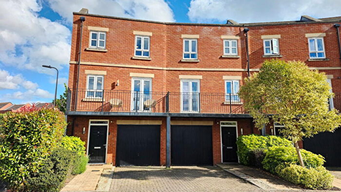 4 Bedroom Town House For Sale In Cogent Crescent, Newbury, RG14