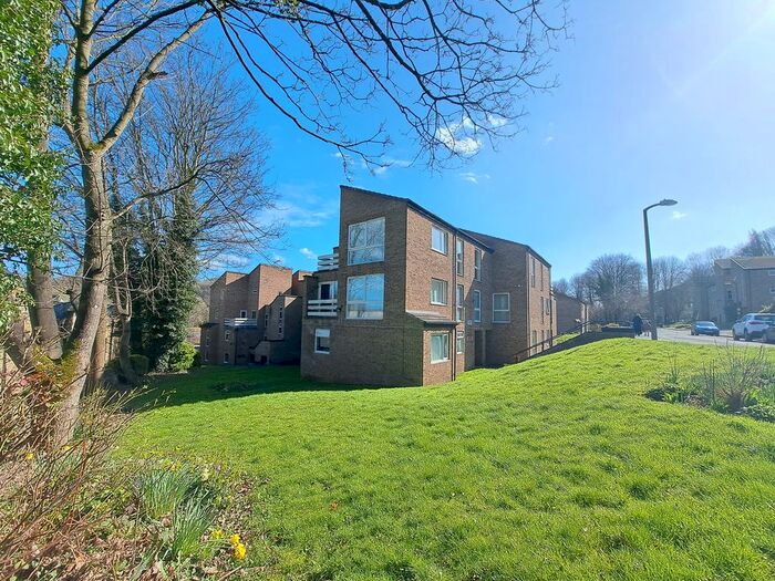 2 Bedroom Flat To Rent In Frizley Gardens, Frizinghall, West Yorkshire, BD9