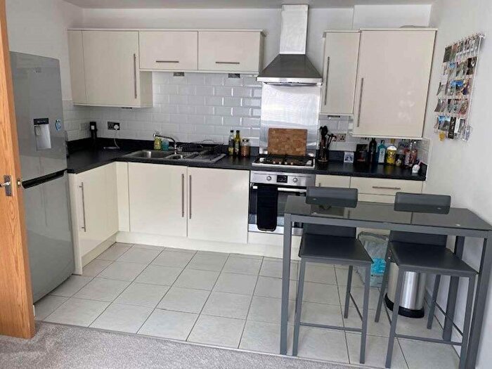 2 Bedroom Apartment To Rent In Apt Sheen Gardens, H/Green, M22