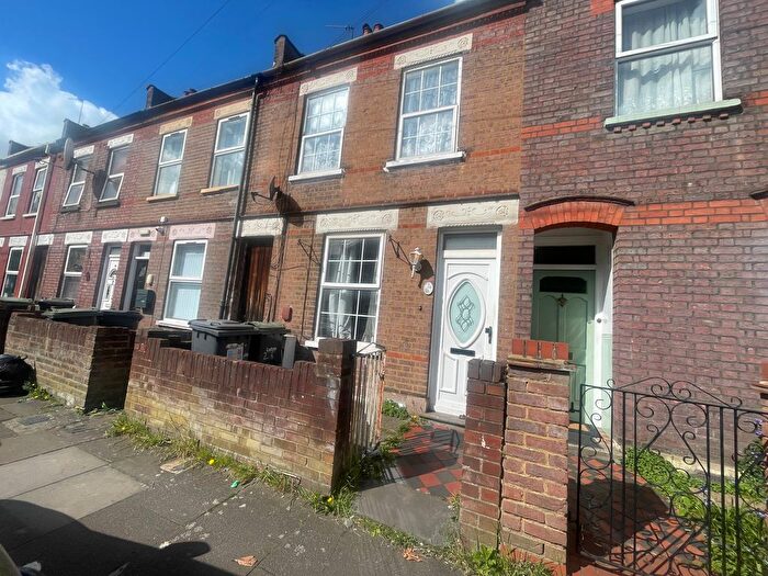 2 Bedroom Terraced House To Rent In Newcombe Road, Luton, LU1