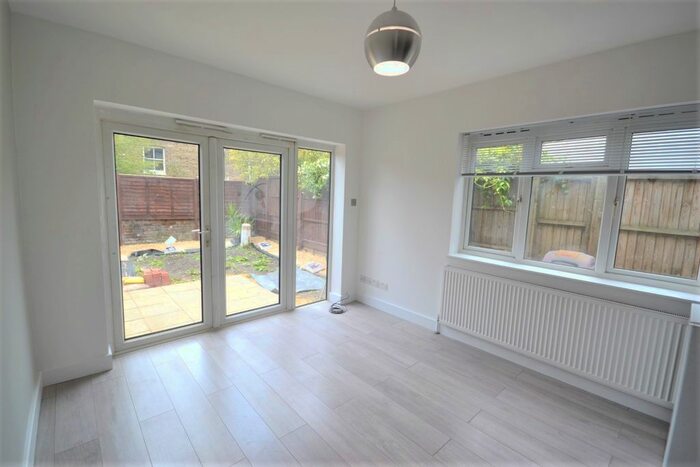 3 Bedroom Flat To Rent In Purves Road, London, NW10