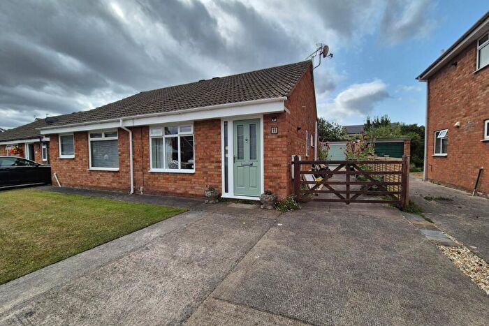 1 Bedroom Bungalow For Sale In The Leys, Clevedon, North Somerset, BS21