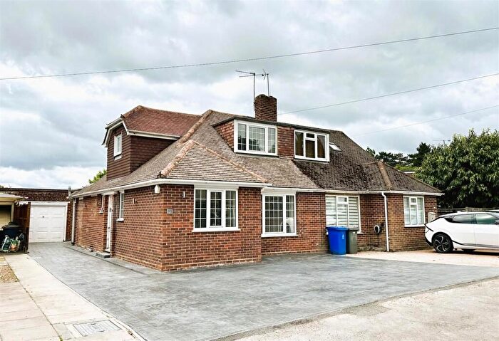 4 Bedroom Semi-Detached Bungalow To Rent In Farm Road, Maidenhead, SL6